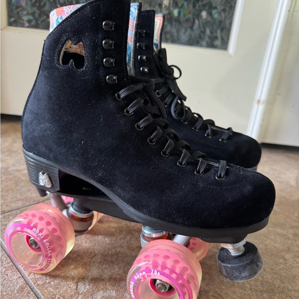 Moxi Skates Lolly Outdoor Complete Classic Black Suede w/extra set of LED wheels - Picture 7 of 9